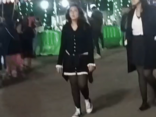 शिमला के मॉल रोड पर शाम के वक्त सैर करते हुए टूरिस्ट।