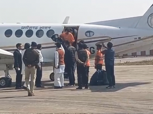 पंडित धीरेंद्र शास्त्री को देख माना टीआई ने पहले अपने जूते उतारे।