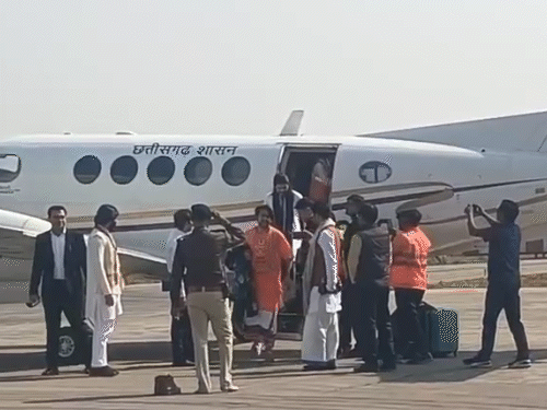 इसके बाद टोपी उतारकर बाबा बागेश्वर के पैर छूने आगे बढ़े।