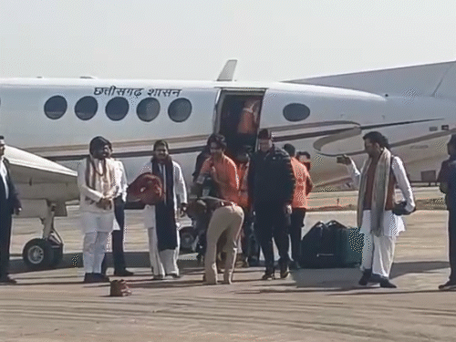 माना टीआई का पंडित धीरेंद्र शास्त्री के पैर छूने का वीडियो वायरल हो रहा है।