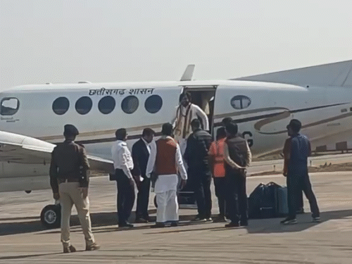 सरकारी विमान से पं. धीरेंद्र शास्त्री के साथ मंत्री गुरू खुशवंत साहेब उतरते हुए नजर आए।