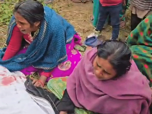 वारदात की सूचना पर पहुंची छात्र की मां लाश देखकर रो-रोकर बेसुध हो गईं।