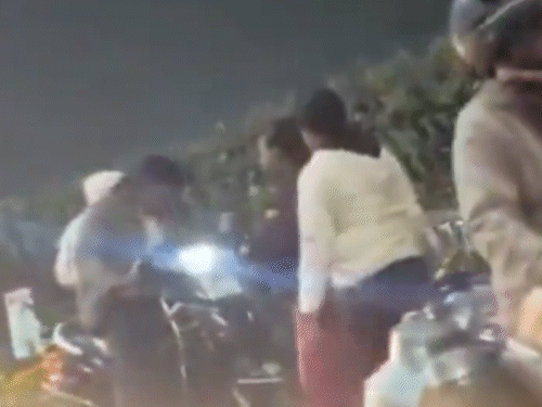 स्कूटी से निकलते युवक-युवतियों ने गमले चोरी किए।