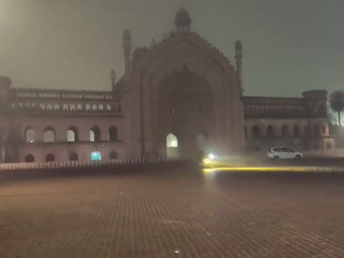 लखनऊ में शीतलहर का प्रकोप जारी है। सुबह के वक्त सड़कों पर चहल-पहल कम दिखी।