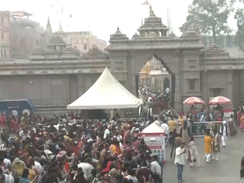 कड़ाके की ठंड के बीच काशी विश्वनाथ मंदिर में भक्तों की भीड़ लगी हुई है। नए साल से पहले प्रशासन ने एडवाइजरी जारी की है। स्पर्श दर्शन और VIP प्रोटोकॉल को स्थगित किया गया है।