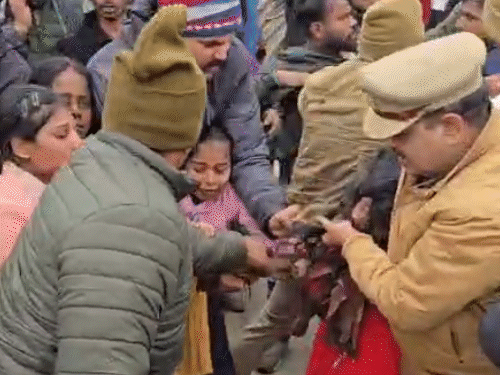 आरोपी की मां को ग्रामीण और परिवार वालों ने जमकर पीटा। इस दौरान किसी तरह से पुलिस वालों ने उन्हें बचाया।