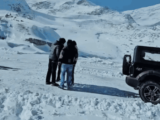 बर्फ से लकदक शिंकुला में पर्यटक पहुंच रहे हैं।