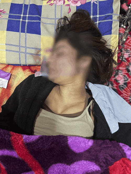 कोठी के कमरे में पड़ी युवती की लाश।