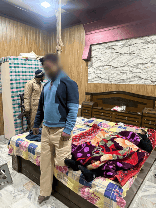 कमरे में फंदे पर लटक रहा युवक, बेड पर पड़ी युवती की लाश और जांच करता पुलिसकर्मी।