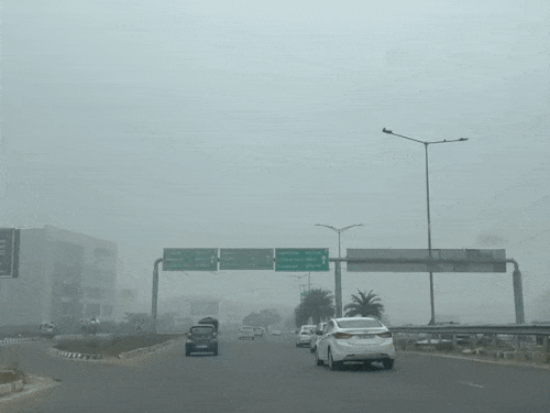 चंडीगढ़ एयरपोर्ट रोड पर शुक्रवार सुबह घना कोहरा रहा।