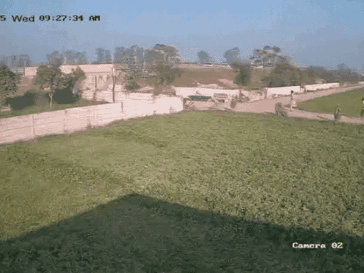 मदद के लिए दौड़ते स्थानीय लोग।
