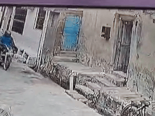 आरोपी दामाद बाइक पर आया और जैकेट के पीछे तलवार छिपा रखी थी।