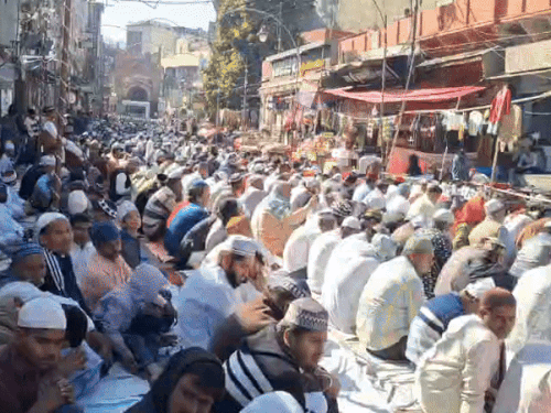 जुमे की नमाज में बड़ी संख्या में अकीदतमंद शामिल हुए।