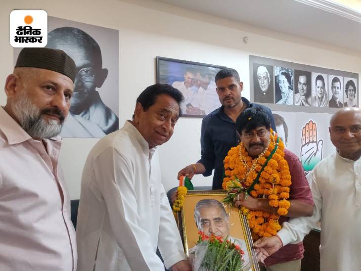 दीपक जोशी ने पूर्व सीएम कमलनाथ की मौजूदगी में अपने पिता पूर्व मुख्यमंत्री स्वर्गीय कैलाश जोशी की तस्वीर लेकर कांग्रेस की सदस्यता ग्रहण की थी।