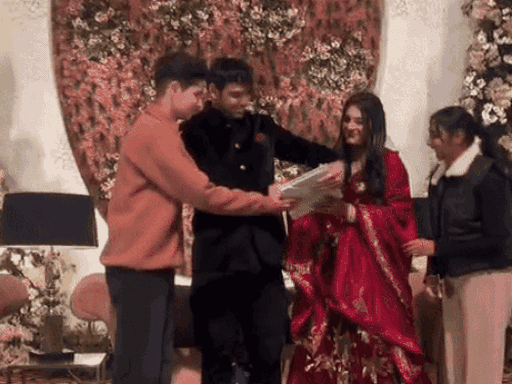 रिसेप्शन में भाग लेने पहुंचे मेहमान नीरज और हिमानी के ऑटोग्राफ भी लेते दिखे।