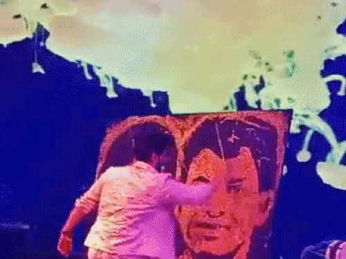 पोर्ट्रेट को फाइनल टच देते कलाकार आरसी पुरोहित।