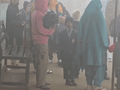 सोनीपत में धुंध में स्कूल जाने के लिए वाहन का इंतजार करते बच्चे।