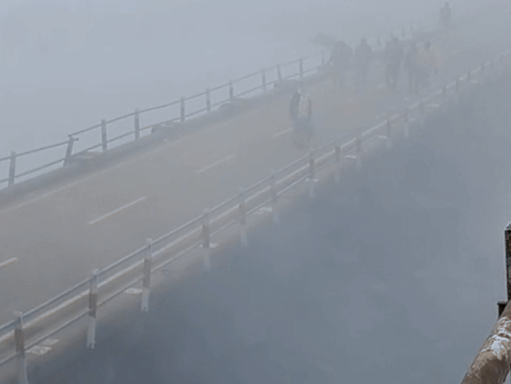 मध्य प्रदेश के मंडला में घना कोहरा छाया रहा।