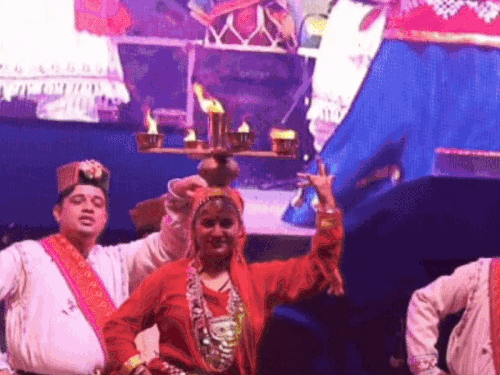 अपने कार्यक्रम प्रस्तुत करते कलाकार