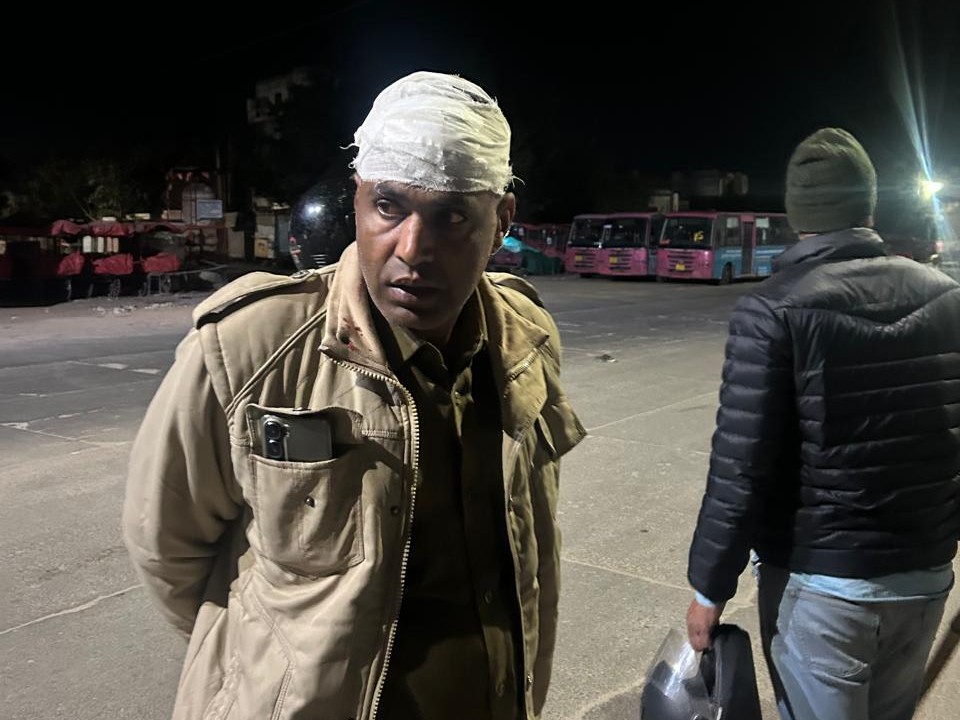 ज्यादातर पुलिसवालों के सिर में चोट आई है। सीनियर अधिकारियों ने भी उनका हालचाल जाना है।