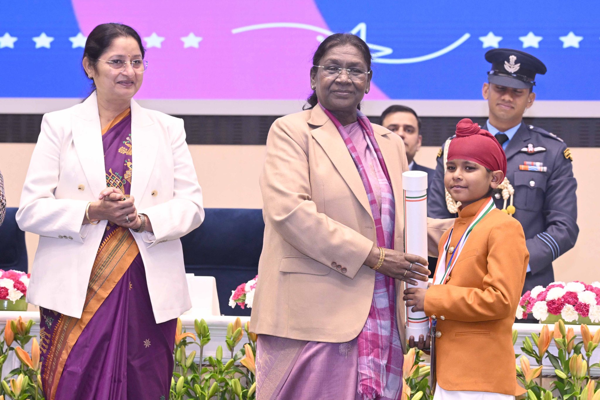 बाल सरवन सिंह को राष्ट्रपति द्रौपदी मुर्मू द्वारा राष्ट्रीय बाल पुरस्कार देते हुए।