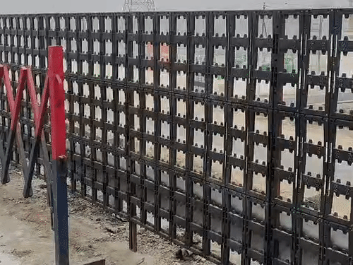 लखनऊ विकास प्राधिकरण ने सड़कों के किनारे हैंगिंग गमले लगाए थे। लोग उन्हें चुरा ले गए। सिर्फ स्टैंड बचा है।