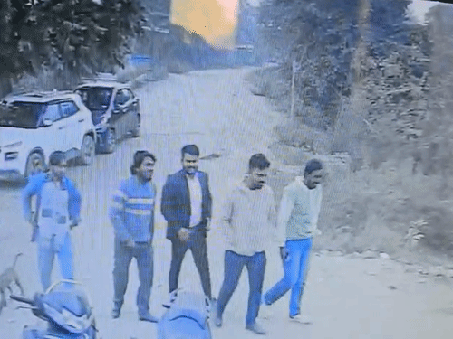 हादसे से पहले आरोपी युवकों ने एक शराब की दुकान पर पहुंचे और वहां से शराब खरीदी।