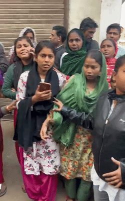 मौके पर लोगों की भारी भीड़ लगी है।