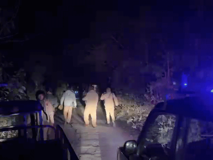 डबल मर्डर की सूचना पर पुलिस अफसर मौके पर पहुंचे। आरोपियों की तलाश की जा रही है।