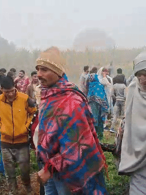 मौके पर ग्रामीणों की भारी भीड़ जमा हो गई।