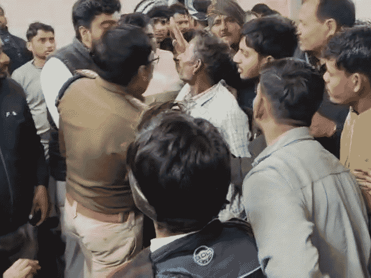 भाजपा नेता पुलिस की हिरासत से भाग गया। इसे लेकर लोगों ने हंगामा कर दिया।
