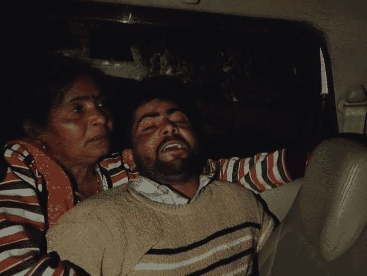 घायल युवक ने अस्पताल जाने से मना कर दिया। उसने कहा कि पहले आरोपी को पकड़ो।