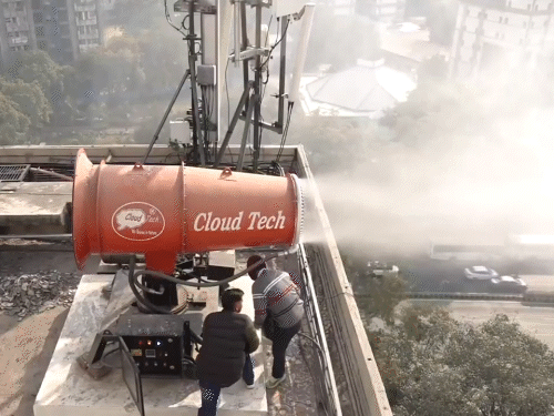 दिल्ली में प्रदूषण से निपटने के लिए NDMC ने शहर की 13 ऊंची बिल्डिंग्स पर एंटी स्मॉग गन लगाई गई हैं।