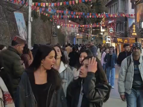 સિમલાના મોલ રોડ પર ન્યૂયર પહેલાં ઉમટેલી ભીડ.