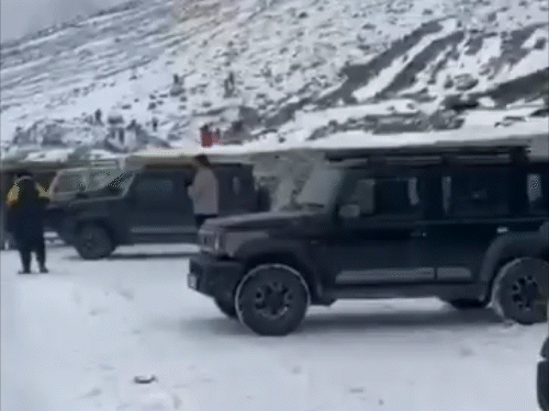 લાહૌલ સ્પીતિના શિંકુલા પાસમાં બરફ જોવા પહોંચેલા પ્રવાસીઓ.