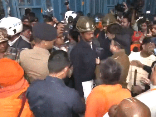 বাংলাদেশ ডেপুটি হাইকমিশনের সামনে বিক্ষোভ করছেন বিজেপি নেতা শুভেন্দু অধিকারী ও সাধুরা।