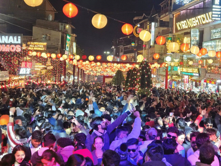 મનાલીના મોલ રોડ પર ડીજે પાર્ટીમાં નાચતા પ્રવાસીઓ અને સ્થાનિકો.