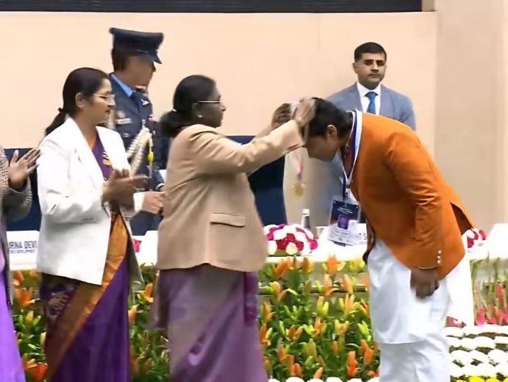 राष्ट्रपति ने कहा कि वैभव सूर्यवंशी ने कड़ी प्रतिस्पर्धा और अनेक प्रतिभाओं से युक्त क्रिकेट जगत में अपनी पहचान बनाई है।