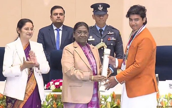 14 साल के क्रिकेटर वैभव सूर्यवंशी को राष्ट्रपति द्रौपदी मुर्मू ने बाल पुरस्कार से सम्मानित किया।