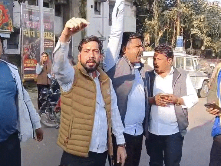 एडवोकेट विश्वजीत रतोनिया ने मौके पर पहुंचकर जमकर नारेबाजी की।