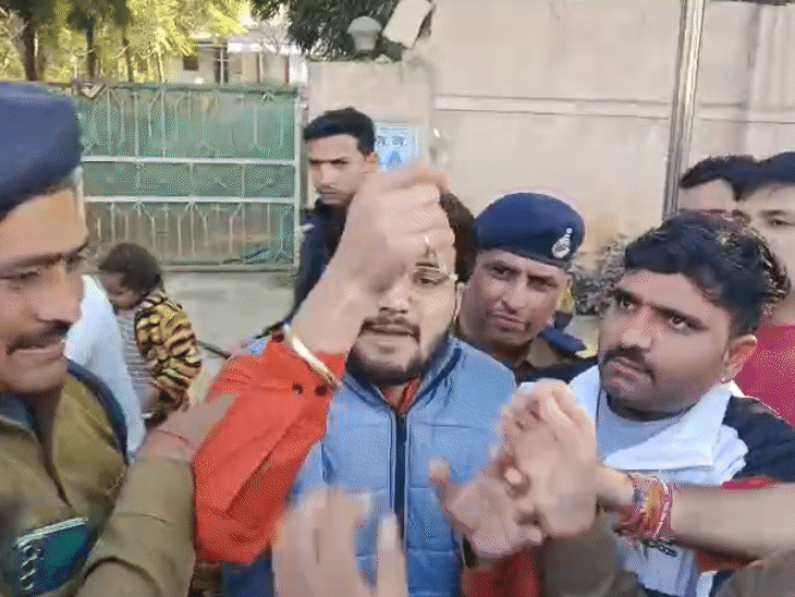 वकील आशुतोष दुबे को ले जाती हुई पुलिस।