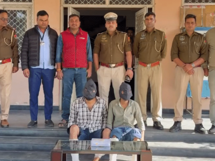 पुलिस द्वारा पीछा किए जाने पर आरोपी नाले की बाउंड्री वॉल कूदकर भागने लगे, जिससे गिरने के कारण उनके पैरों में चोटें आईं।