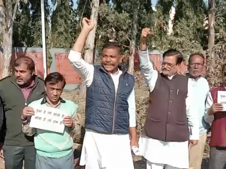 पेड़ काटे जाने का विरोध करते लोग।
