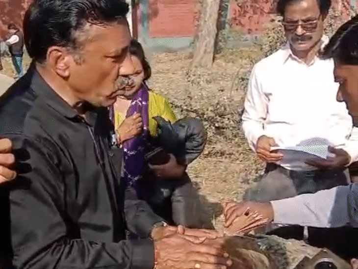 पिछले साल लोगों ने पेड़ काटने का विरोध जताया था।