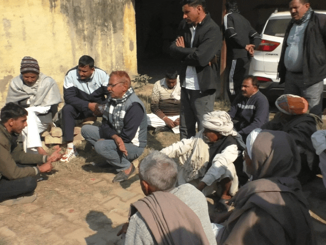 घटना के बाद मॉर्च्युरी के बाहर मौजूद कविता के परिवार और समाज के लोग।