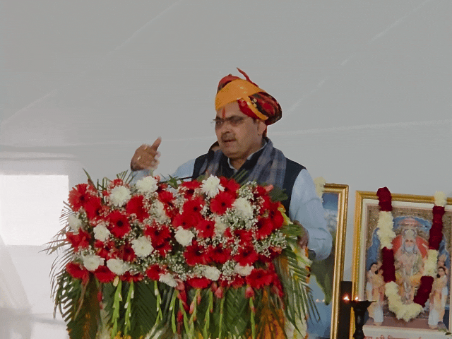 मंच से अपने संबोधन में मुख्यमंत्री ने पूर्व सीएम गहलोत के दो साल और खुद के दो साल में किए गए कार्यों का ब्यौरा दिखाते हुए तंज कसा।