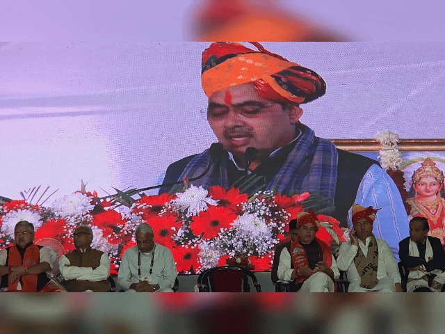 मंच पर राज्य सरकार के मंत्रियों के साथ भाजपा के जनप्रतिनिधि और स्थानीय नेताओं के साथ संघ और अन्य संगठनों के पदाधिकारी भी मौजूद रहे।