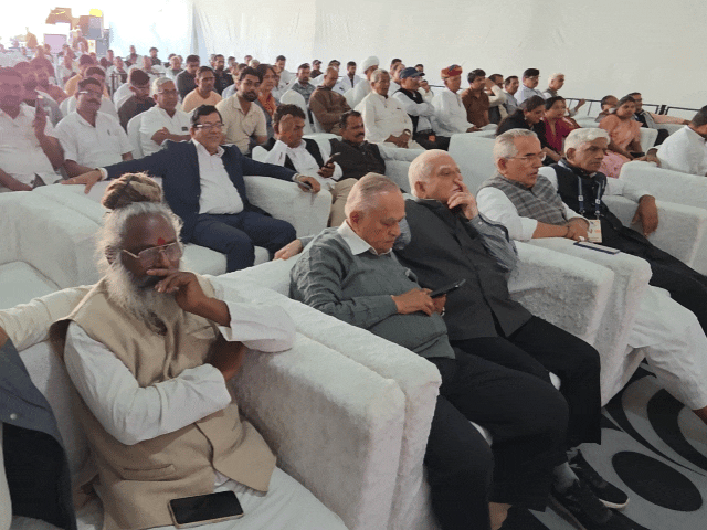 उद्घाटन समारोह के दौरान शहर के कई प्रबुद्धजन और भाजपा के पदाधिकारियों की भी रही मौजूदगी।