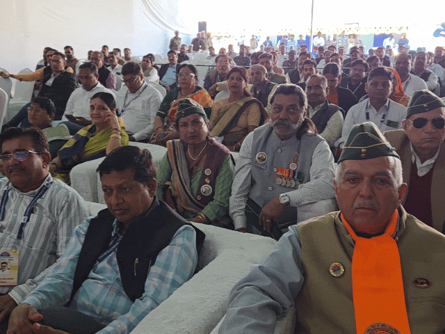 मंच के ठीक सामने पूर्व सैन्य अधिकारियों के लिए बैठने की व्यवस्था रही। लेकिन आयोजकों से लेकर जनप्रतिनिधियों तक के भाषण में सेना, ऑपरेशन सिंदूर या शौर्य गाथा का जिक्र नहीं होने से इनमें नाराजगी भी नजर आई।