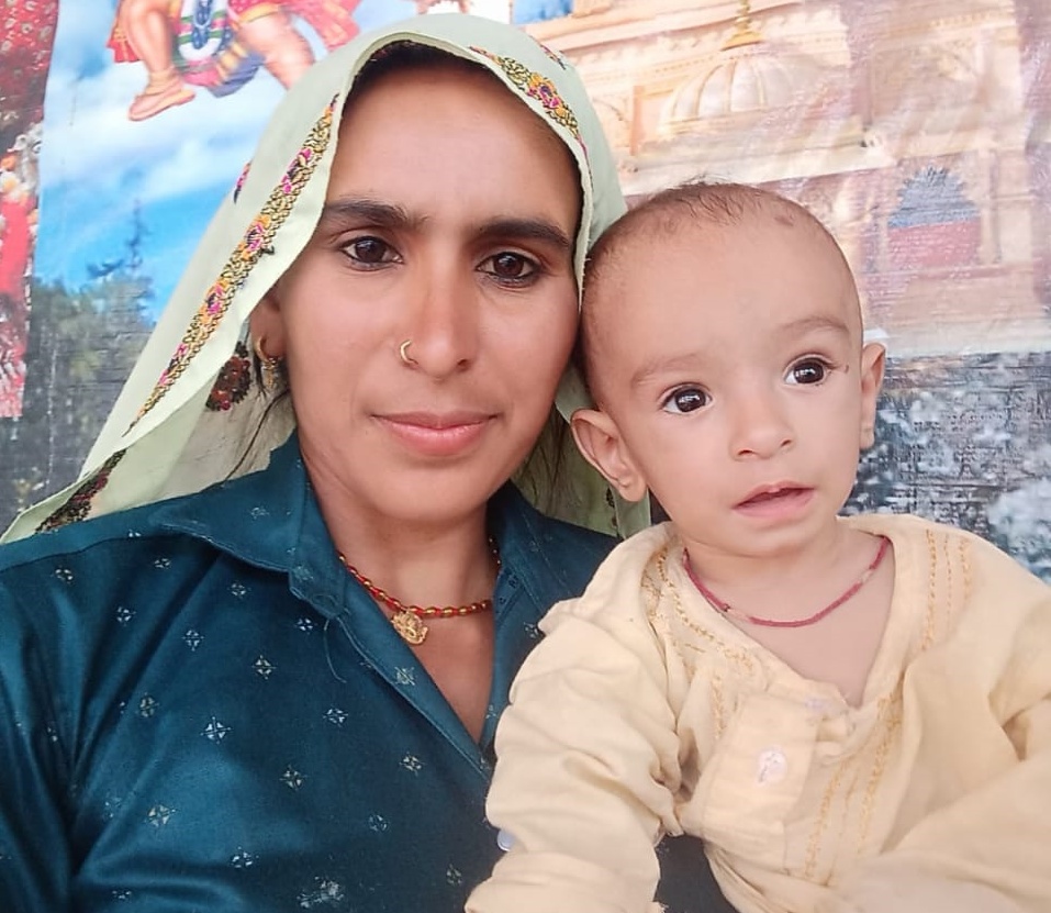 अपने छोटे बेटे कुश के साथ कविता। पति ने बच्चों के सामने उनकी मां की पिटाई की थी।